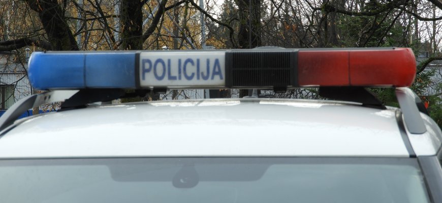 Partrenkė motociklininką ir jo keleivę