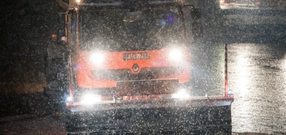 Vairuotojams žada išbandymų: per Lietuvą slenka sniegas, bet yra ir kitas pavojus