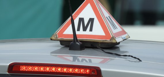 Praktinius mokymus atnaujinančios vairavimo mokyklos raginamos nemokamai testuoti instruktorius