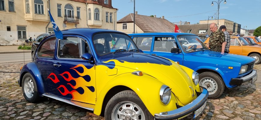 Senovinių automobilių diena užsibaigė rikiuote Rokiškio Nepriklausomybės aikštėje (foto)