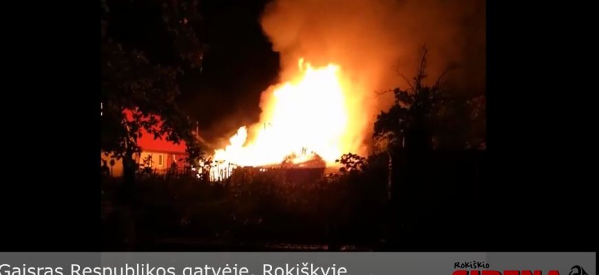 Trečiadienio naktį Respublikos gatvėje atvira liepsna degė ūkinis pastatas (video)