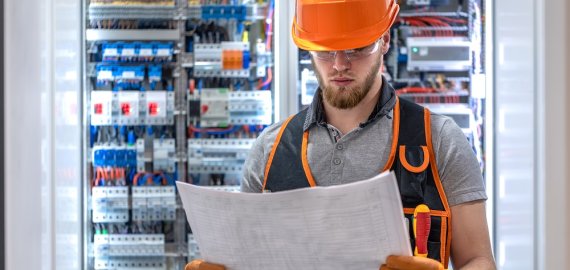 Kada rinktis pastatomą, o kada pakabinamą komutacinę spintą?