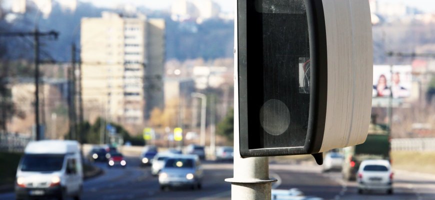 Kitąmet Lietuvos keliuose bus įrengta 70 momentinio greičio matuoklių