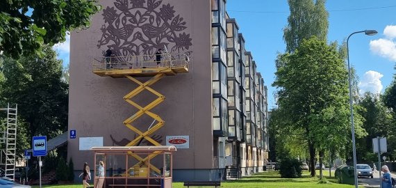 Karpinio motyvais puošiamas trečiasis daugiabutis Rokiškyje