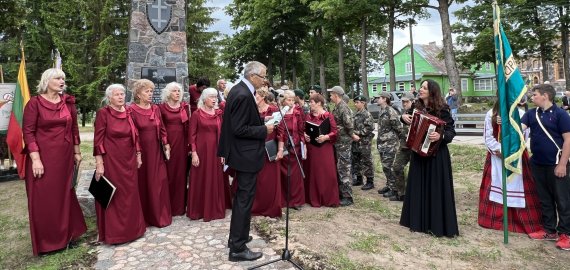 Čedasuose ąžuolo lapų vainiku apjuostas paminklas didžiavyriams – vienintelis toks Lietuvoje (foto)