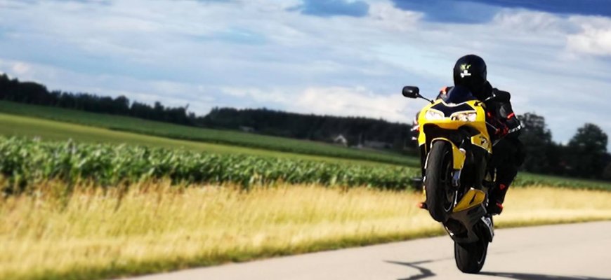 Ministerija nepritaria idėjai leisti dalį motociklų vairuoti su automobilio teisėmis