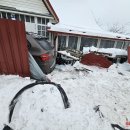 Didžiulė avarija Kauno gatvėje: „BMW“ įlėkė į privatų kiemą (foto+video)