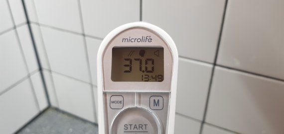 COVID-19 sirgusiems slaugos darbuotojams, slaugytiniams trumpinamas izoliacijos laikas