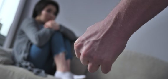 Neblaivus ir smurtaujantis