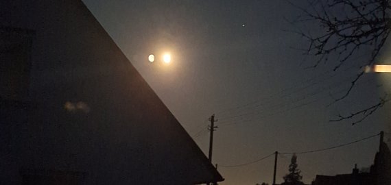 Ar gali būti, kad danguje skriejo du mėnuliai?