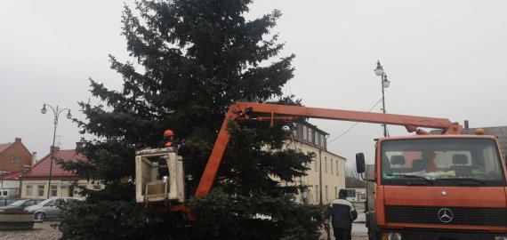 Nupuošiama miesto eglutė