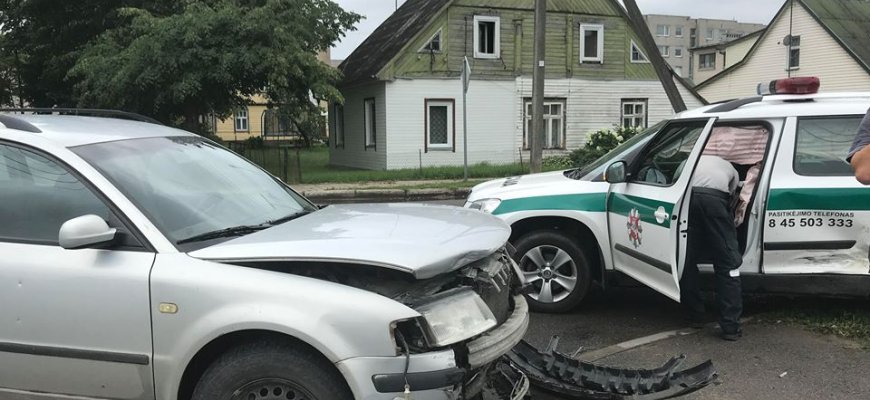Rokiškyje į avariją pateko policijos automobilis (foto)