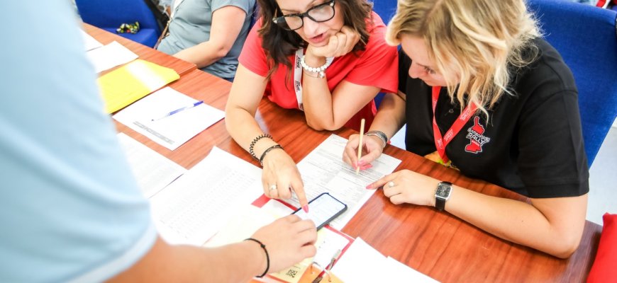 „Samsonas Rally Rokiškis“ dalyviai iš penkiolikos šalių pradėjo administracinės komisijos formalumus