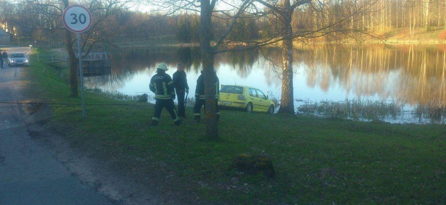 Antradienio pavakarę Rokiškio ežere vos nenuskendo automobilis (foto)