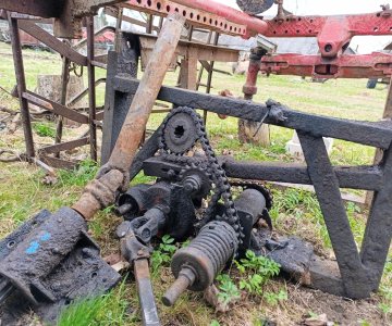 Traktorius „T-16“ dalimis