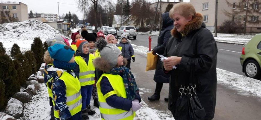 Mokinukai praeiviams dovanojo gerumą (foto)