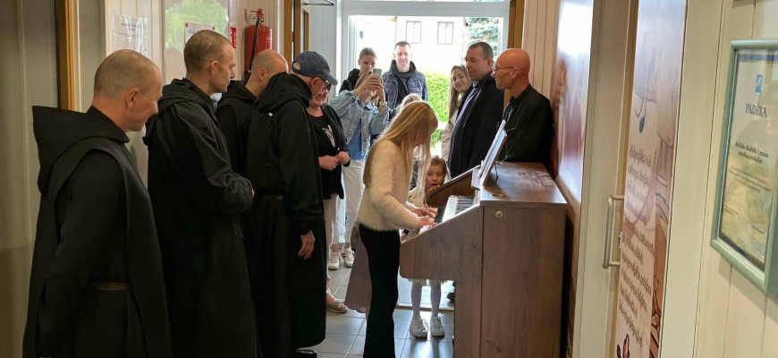 Rokiškio R. Rudolfo Lymano muzikos mokyklą nudžiugino dovana 