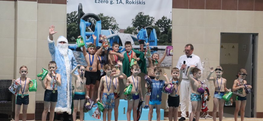 Vietoj kalėdinių – plaukikų kepuraitės: prieš atostogas surengė šventines varžybas (foto)