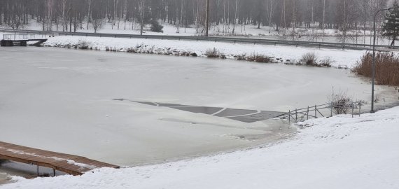 Ugniagesiai gelbėtojai įspėja: ledas dar plonas ir nesaugus!