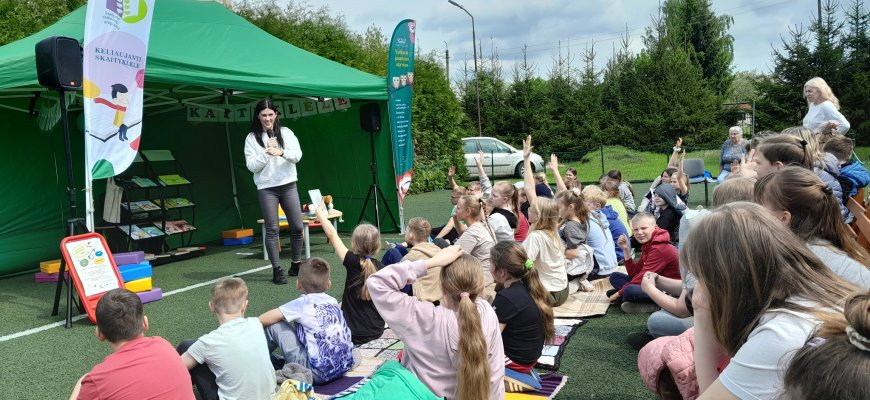 Skaitymo džiaugsmo kelionė vaikams tęsiasi: „Keliaujanti skaityklėlė-VIII“ lankėsi Juodupėje (foto)