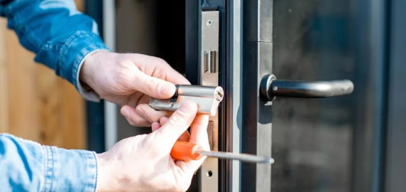 Ar yra būdų, kaip pačiam atrakinti spyną? Ar tie būdai visuomet veiksmingi?