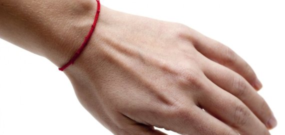 Ką reiškia raudonas siūlas ant riešo ir kaip teisingai jį užsirišti? 