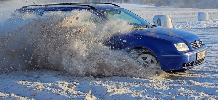 Veiksmas Petro Šiaučiūno ledo trasoje (video+foto)