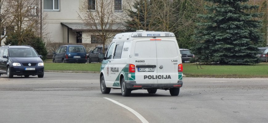 Smurtavo ir apvogė moterį