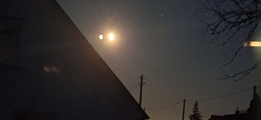 Ar gali būti, kad danguje skriejo du mėnuliai?