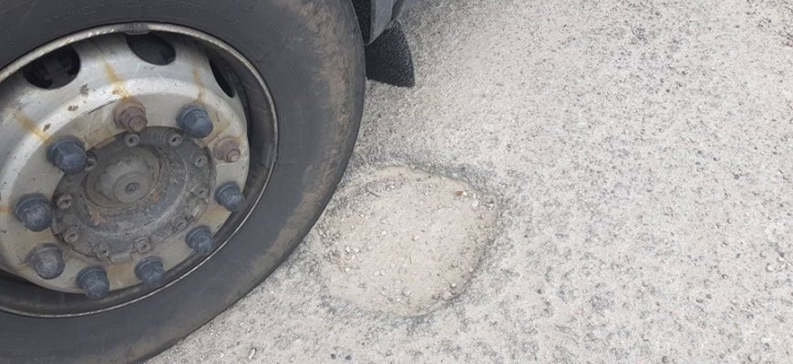 Rokiškyje jau daug metų netvarkoma nelygi ir duobėta kelio danga (foto)