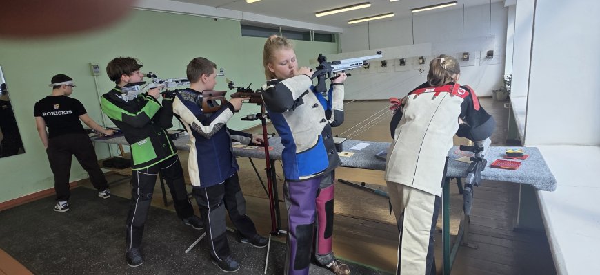 Rokiškio jaunieji šauliai Kaune skynė laurus: namo grįžo su čempionų taurėmis