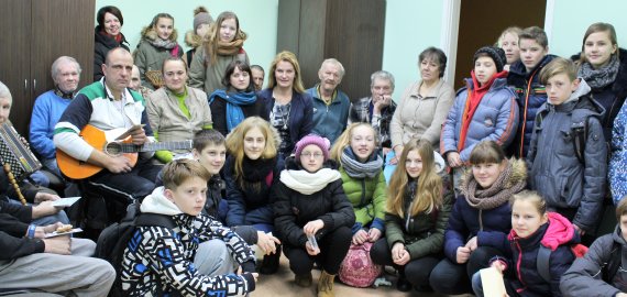 Obelių savarankiško gyvenimo namų gyventojams – kalėdinės mokinių dovanos 