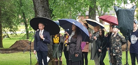 Prie paminklo „Negrįžusiems iš tremties“  rokiškėnai rinkosi pabūti kartu atminties valandoje (foto)