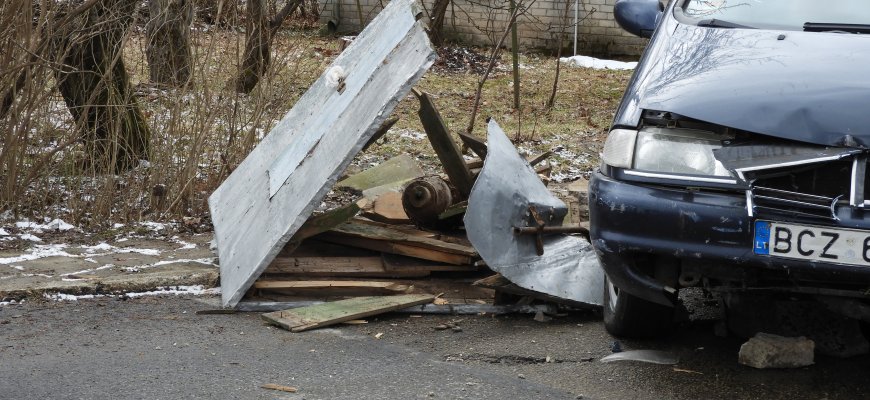 Rokiškio mieste automobilis taranavo šulinį (foto+video)