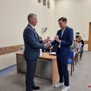 VBE šimtukais besidžiaugiantiems abiturientams įteikė pinigines premijas