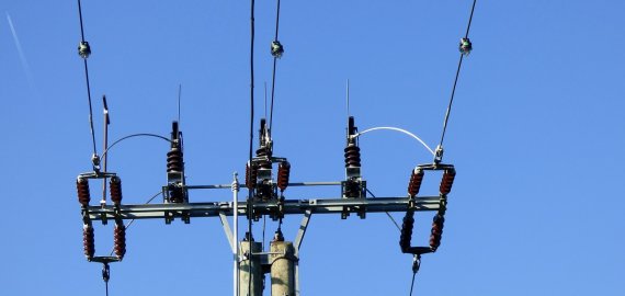 Tvarkė nukritusius aukštos įtampos laidus