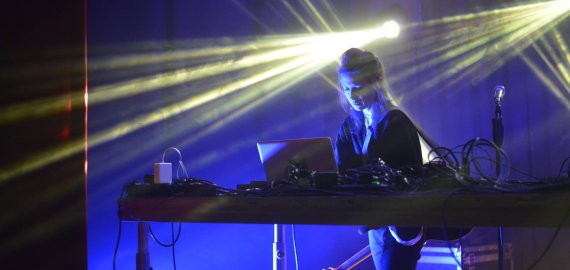 Daina Dieva: muzika kalba ir miesto gatvių vienatvės, ir prieaušrio pievų garsais