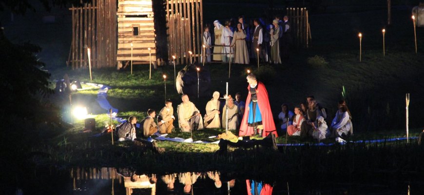 Viena ryškiausių lietuviškų istorinių dramų - Justino Marcinkevičiaus „Mindaugas“ – Velykalnio bendruomenės parke