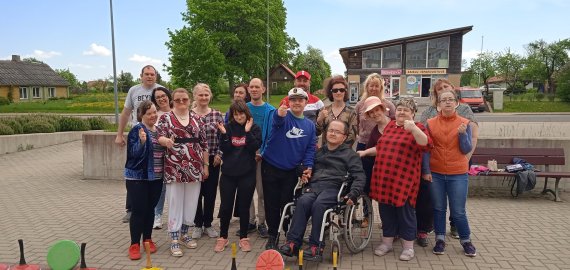 Dienos centro jaunuoliai išbandė naują sporto šaką Aisštoką (foto)