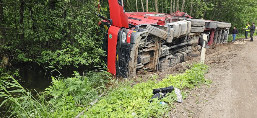 Apvirto durpes gabenęs vilkikas (foto+video)