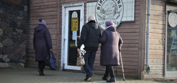 Atvėrus parduotuvių ir paslaugų teikimo vietų duris, rizikos grupėje esantiems ir toliau rekomenduojama likti namuose