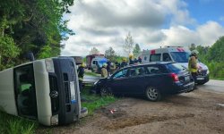 Avarija kelyje Rokiškis–Juodupė: po susidūrimo vertėsi autobusiukas (foto)
