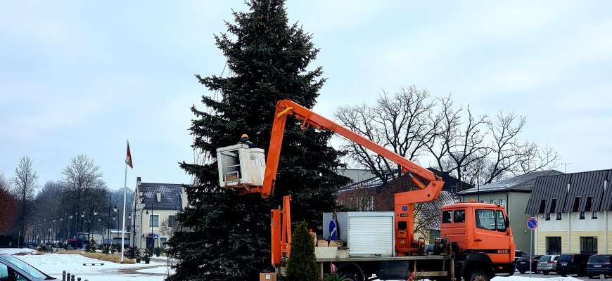 Rokiškėnai atsisveikina su miesto ir savo eglutėmis