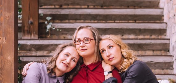 „Molio sesės“ – apie taškuotus puodelius ir pasitikėjimą sparnuotomis močiutėmis (foto)