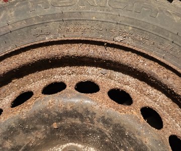 „Mercedes“ C klasės ratlankiai su dygliuotomis padangomis 