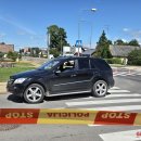 ATNAUJINTA: Skaudi nelaimė: sužalotas ant automobilio stogo važiavęs jaunuolis neišgyveno