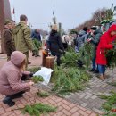Rokiškėnai namo nešėsi eglės ir pušies šakų bei pirmą kartą – Betliejaus taikos ugnį (foto)