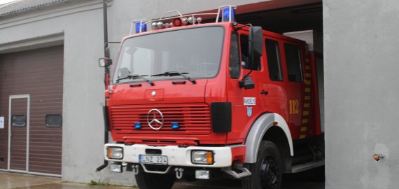 Jočelių kaime ugniagesiai padėjo išnešti ligonį