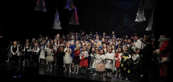 Koncertas Nakties simfonija „Džiugus laukimas“: sausakimša salė jauniesiems talentams plojo stovėdama (koncerto video+foto)