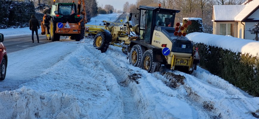 Bajoruose iš griovio išvaduotas įstrigęs greideris (video+foto)